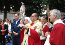 il vescovo Giuseppe Cavallotto dà la benedizione a Cussanio