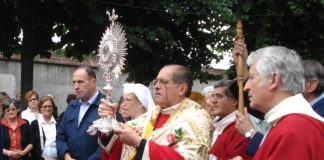 il vescovo Giuseppe Cavallotto dà la benedizione a Cussanio