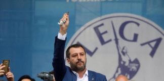 Salvini mostra corona del rosario