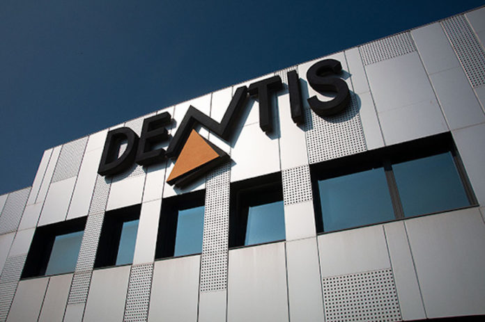 primo piano della scritta Dentis sulla facciata dell'azienda