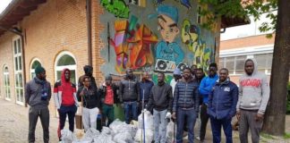 Volontari senegalesi ripuliscono l’area verde di Cascina Sacerdote