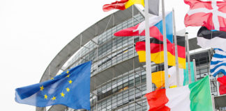 Bandiere di fronte al Parlamento Europeo a Strasburgo