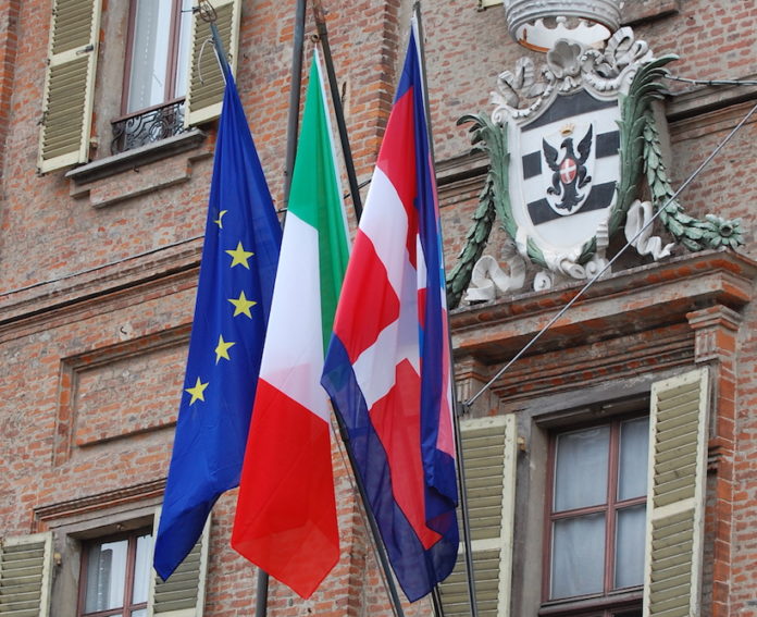 il balcone del municipio di fossano con le bandiere della regione, dell'Italia e e dell'us