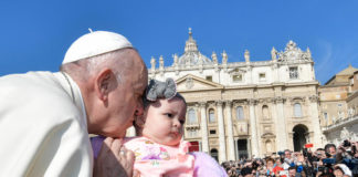 Papa francesco bacia una bimba durante un'udienza in piazza san Pietro