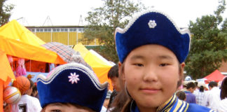 Mongolia, abitanti in costume tipico durante la festa del Naadam