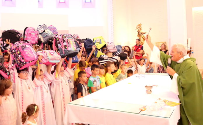 Salice Festa CARLE13 La benedizione degli zainetti, durante la festa al Salice di Fossano nel 2018