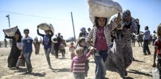 Profughi in fugga dai villaggi di confine tra Siria e Turchia, nel Kurdistan