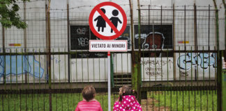 Bambini di fronte al cartello Vietato ai minori
