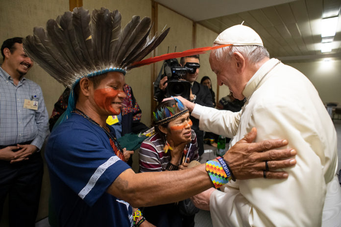 Papa e comunità indigena Il Papa incontra una comunità indigena amazzonia