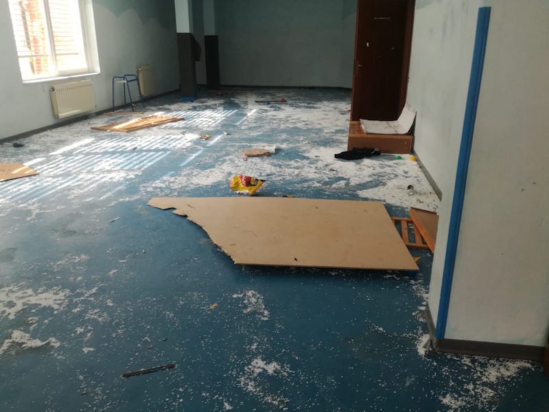 la scuola primo levi presa di mira dai vandali 