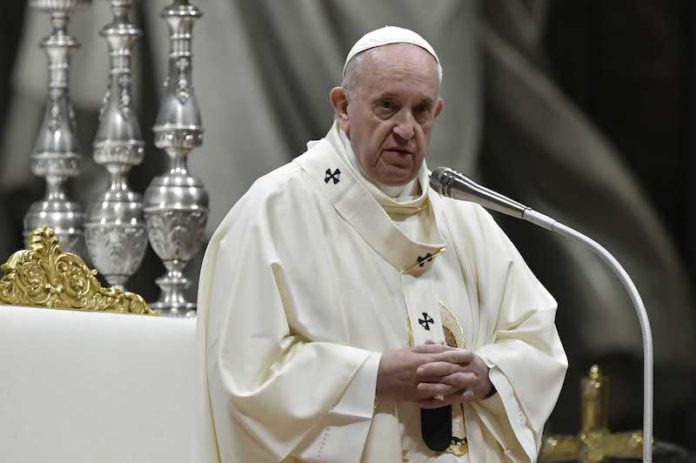 Papa Francesco celebra la messa della notte di Natale