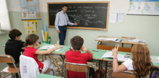Un insegnante di religione cattolica (Irc) durante l'ora di religione in una scuola pubblica