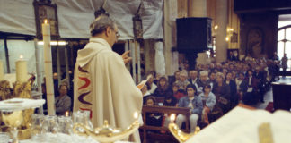 Un prete tiene l'omelia in chiesa