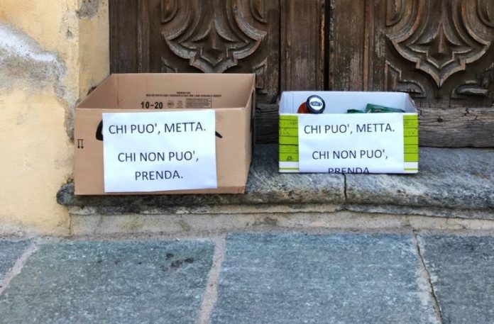 Gli scatoloni della solidarietà in piazza San Rocco a Bene Vagienna