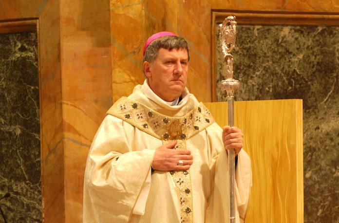 Il vescovo Piero Delbosco con il pastorale