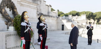 Roma - Il Presidente della Repubblica Sergio Mattarella in occasione della deposizione di una corona d’alloro sulla Tomba del Milite Ignoto, nella ricorrenza del 75° anniversario della Liberazione, 25 aprile 2020