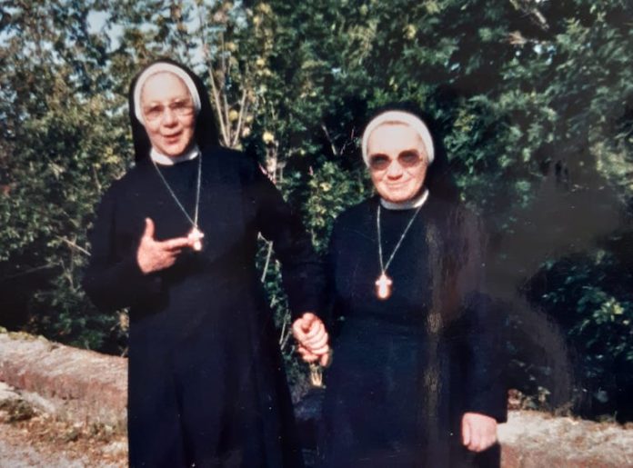 Suor Teresa (a sinistra) con suor Anna Suor Teresa (a sinistra) con suor Anna