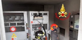 I vigili del fuoco intervenuto per un incendio in una cabina dell'Enel a Fossano