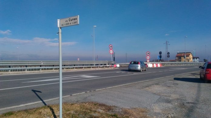 La provetta installata a San Sebastiano, all'imbocco della tangenziale