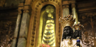 La statua della Vergine Lauretana fotografata nella Santa Casa di Loreto