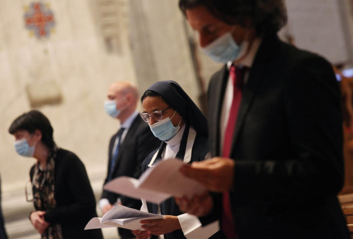 Vaticano, 31 maggio 2020. Papa Francesco celebra la Messa per la Pentecoste. Fedeli in preghiera con la mascherina partecipano alla celebrazione