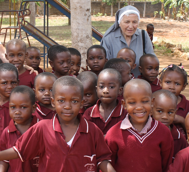Ferrero Suor Carla E Bambini Dell'orfanotrofio di Vingunguti (Tanzania)