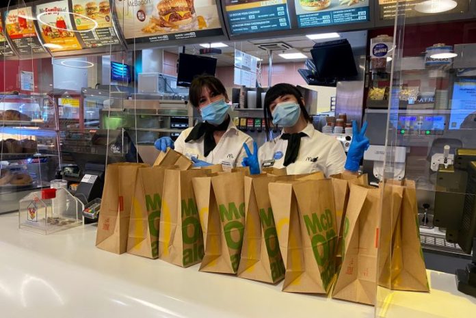 McDonald's offre pasti caldi tramite strutture caritative
