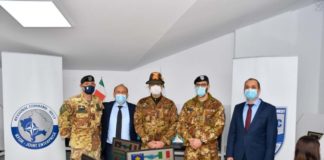Militari donano pc a studenti del Kosovo