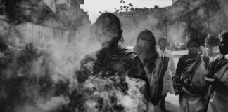 india, la cremazioei morti per covid in piazza