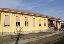 esterno della scuola materna di Sant'Albano dipinta di giallo con la scritta i caratteri colorati: scuola dell'infanzia