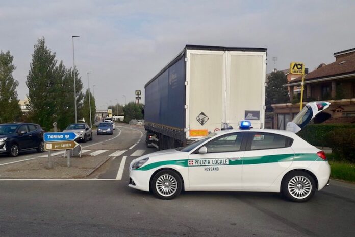 Camion in panne in via Torino a Fossano