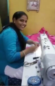 donne indiane intente a cucire i sacchetti per il riso