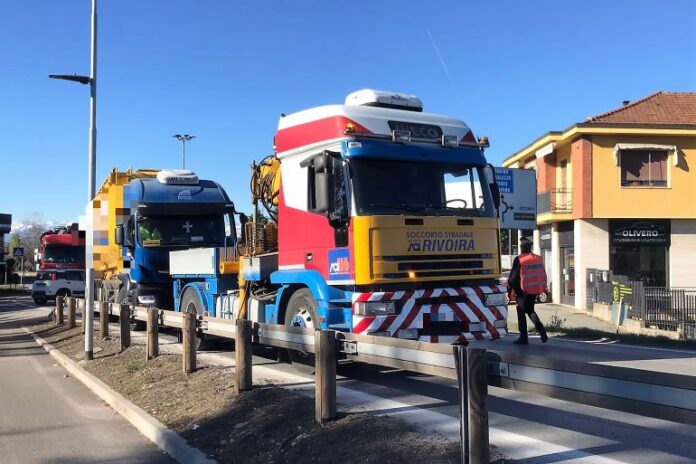 Guasto ferma camion sul cavalcavia di via Torino a Fossano