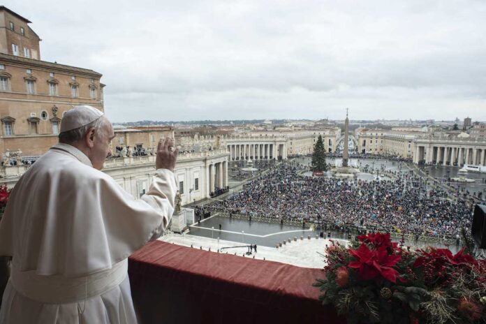 Vaticano, 25 dicembre 2021: Papa Francesco impartisce la benedizione Urbi et Orbi nel giorno di Natale