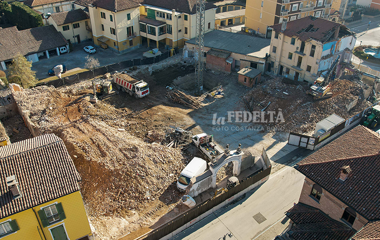 Centallo largo Vico palazzo demolizione foto Costanza Bono08