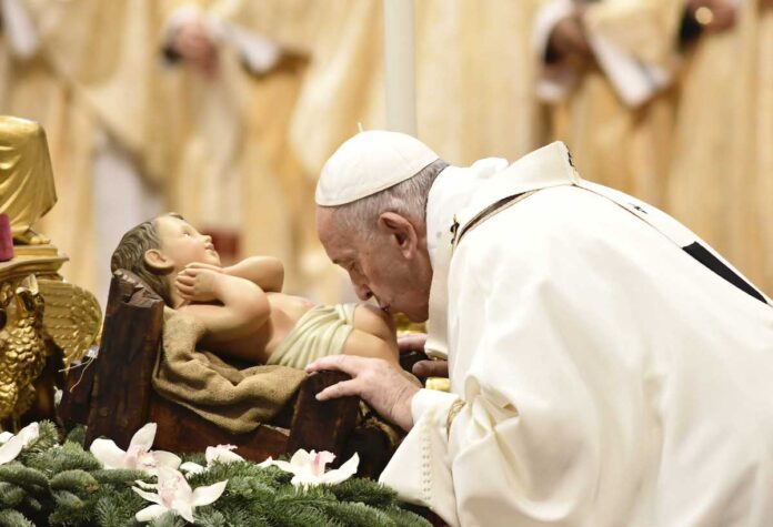 Vaticano, 6 gennaio 2020. Papa Francesco celebra la Messa nel giorno della Epifania.