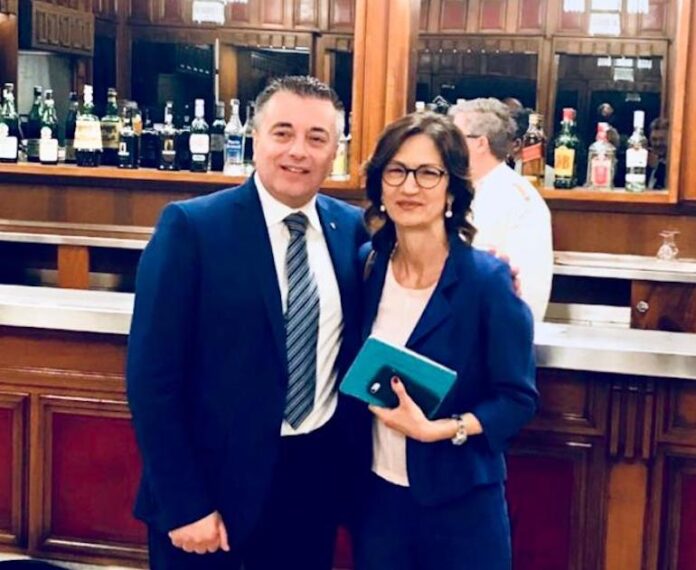 Il ministro Maria Stella Gelmini con il vicepresidente del Consiglio regionale Franco Graglia Il ministro Maria Stella Gelmini con il vicepresidente del Consiglio regionale Franco Graglia