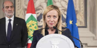 Il Presidente incaricato Giorgia Meloni legge la lista dei Ministri, al termine del colloquio con il Presidente Sergio Mattarella