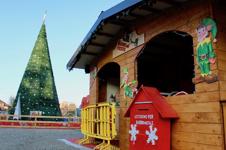 La Pro loco di Fossano ha anche allestito la casetta di Babbo Natale