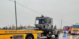 Camion in fiamme a Castelletto Stura