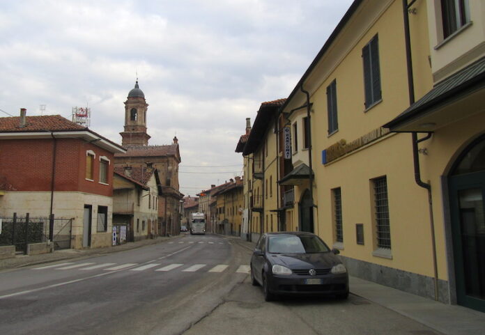 il centro della frazione di Levaldigi tagliato dalla strada con la chiesa a sinistra