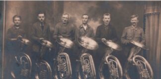 foto storica con musicisti e strumenti realizzati nella fabbrica di Zalud a Terezin