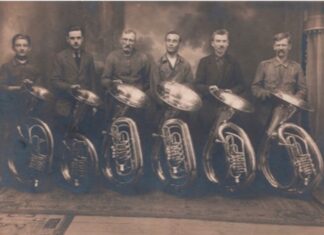 foto storica con musicisti e strumenti realizzati nella fabbrica di Zalud a Terezin
