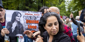 Donna si taglia i capelli in segno di protesta per la morte di Mahsa Amini