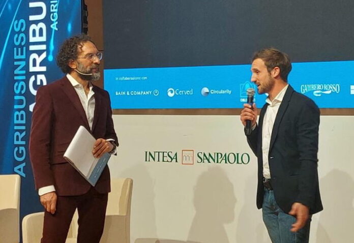 il presentatore Federico Quaranta con Giacomo Monge sul palco di Intesa San Paolo, Coldiretti