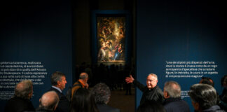 Il curatore don Gianmatteo Caputo presenta la mostra durante l’inaugurazione (ph@Danilo Ninotto)
