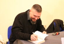 Antonino Moschella mentre autografo il suo libro