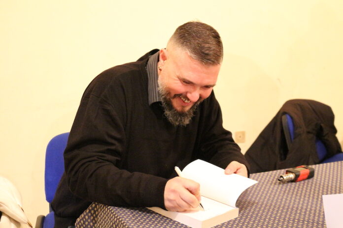 Antonino Moschella mentre autografo il suo libro