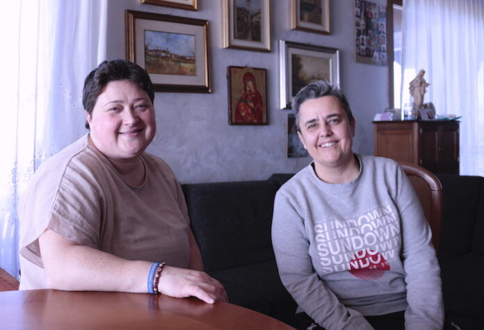 Valentina Bordone e Lidia Tortone sedute al tavolo nella loro casa di accoglienza