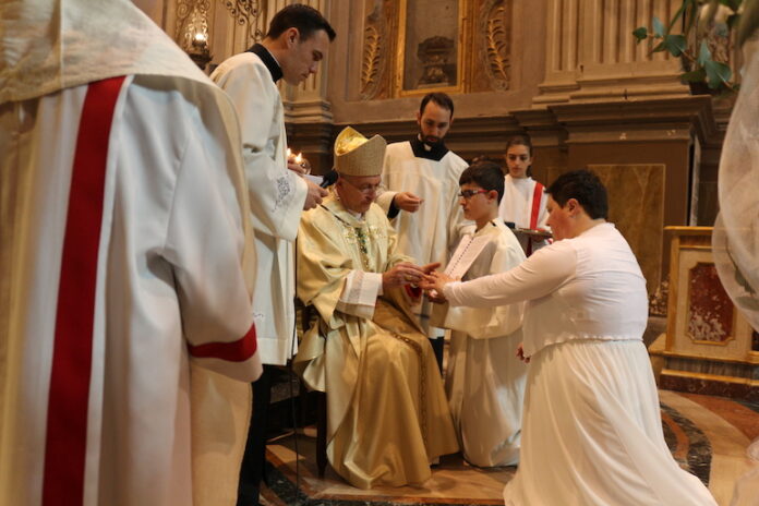 Valentina riceve dal vescovo l'anello per la consacrazione all'Oro virginia